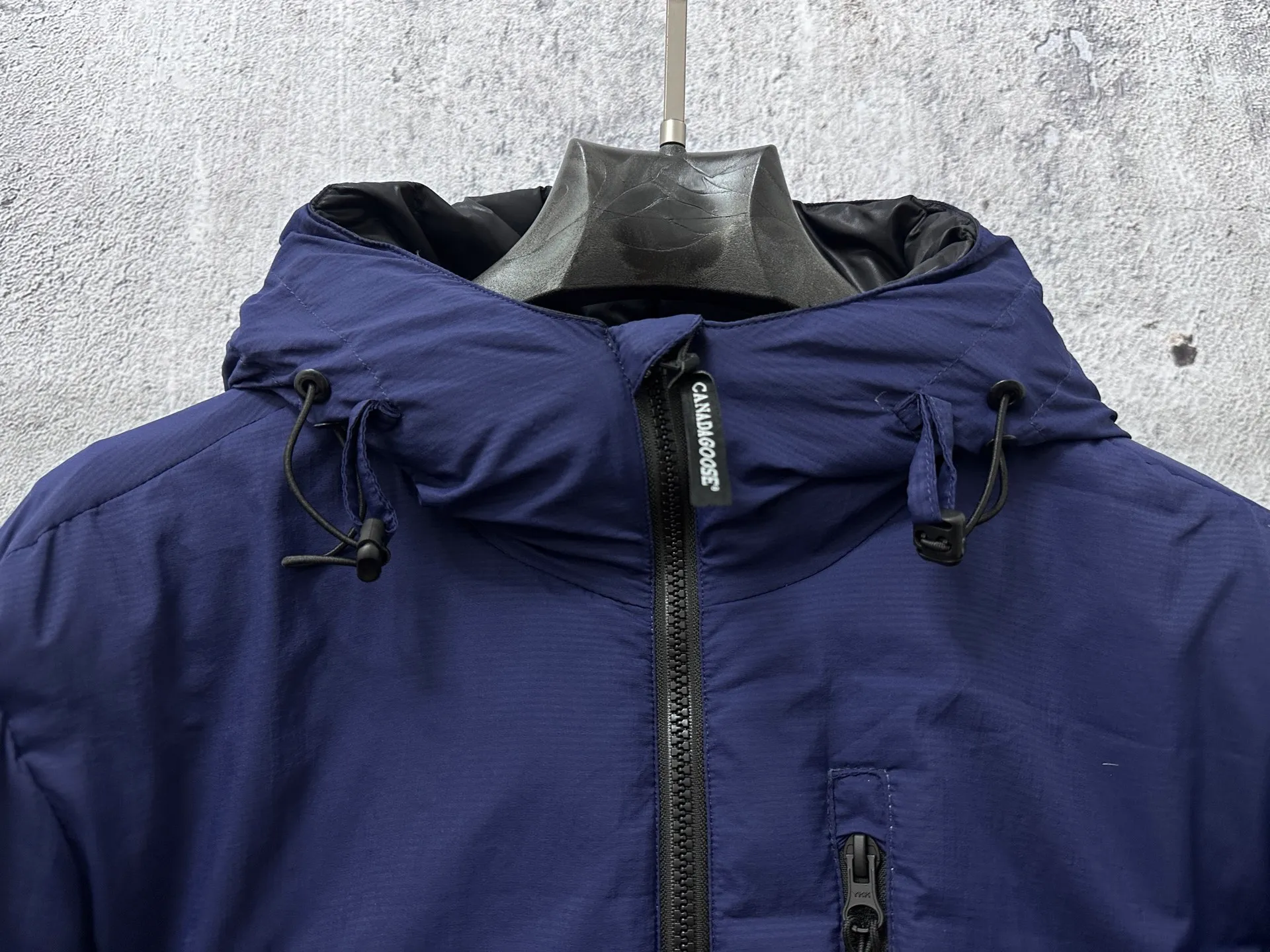 P840 [Canada Goose] Big Goose 5078 down jacket is different from the junk products in the market🗯️The same picture but different price means different versions ✅Don’t be fooled by the same copywriters and pirated picture gangs who mix and distribute high-luxury pictures at low prices. Once you receive it and compare the quality, you will know where the difference is. Don’t lie. Look for the terminal. I don’t guarantee that my products are the cheapest, but I definitely guarantee that they are worth every penny of your hard-earned money! Canada Goose down jacket top version, warm and cold-resistant, nice upper body effect, super lightweight, size: XS-XL